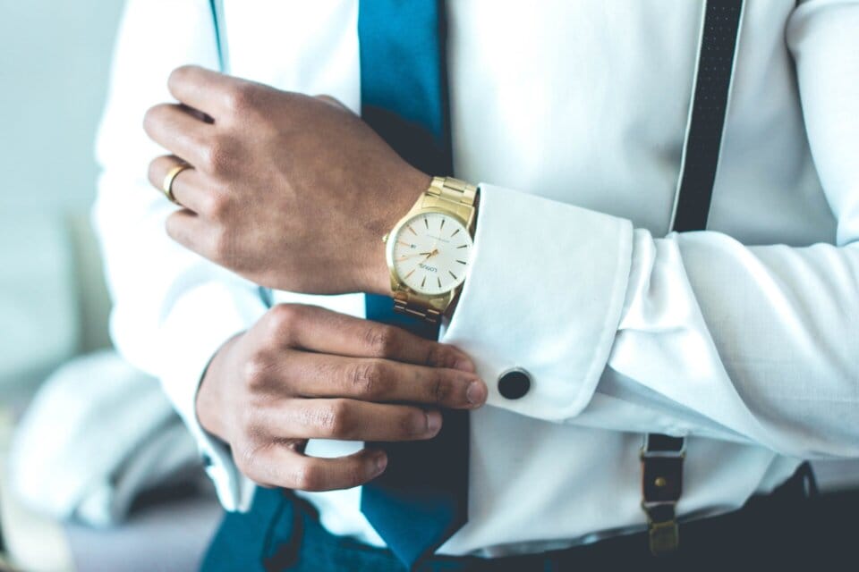 贅沢訴求：腕時計を付けている男性