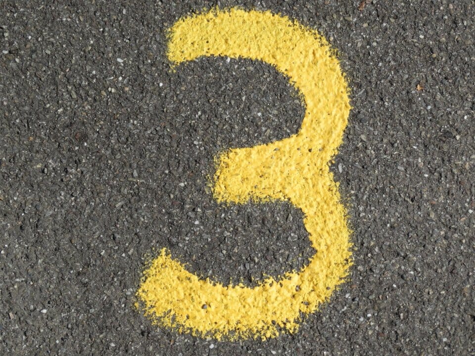 道路に黄色い文字で数字の３と書かれている